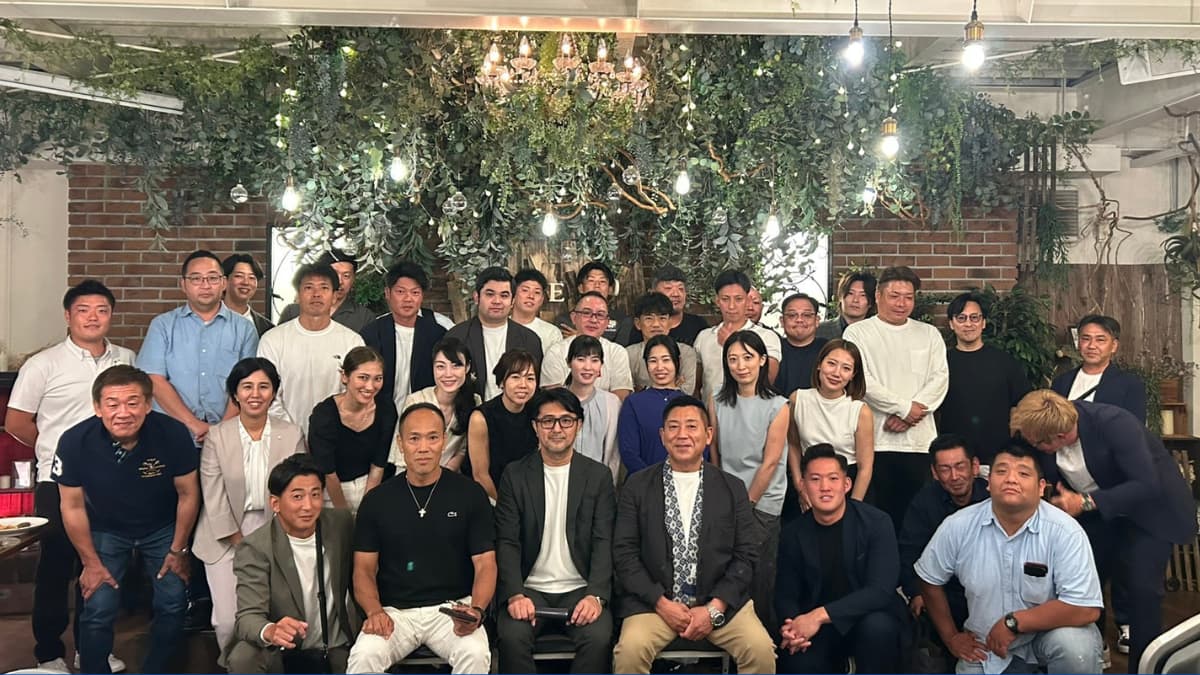 第12回 愛媛県人会 異業種交流会 IN 松山 参加者40名の集合写真(松山市大街道 vala KIELO)