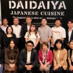 横浜異業種交流会「第1回 愛媛県人会 異業種交流会 IN 横浜」開催報告。2026年9月25日、横浜・みなとみらいの橙家（DAIDAIYA）の看板前で撮影した、参加者約20名の集合写真。