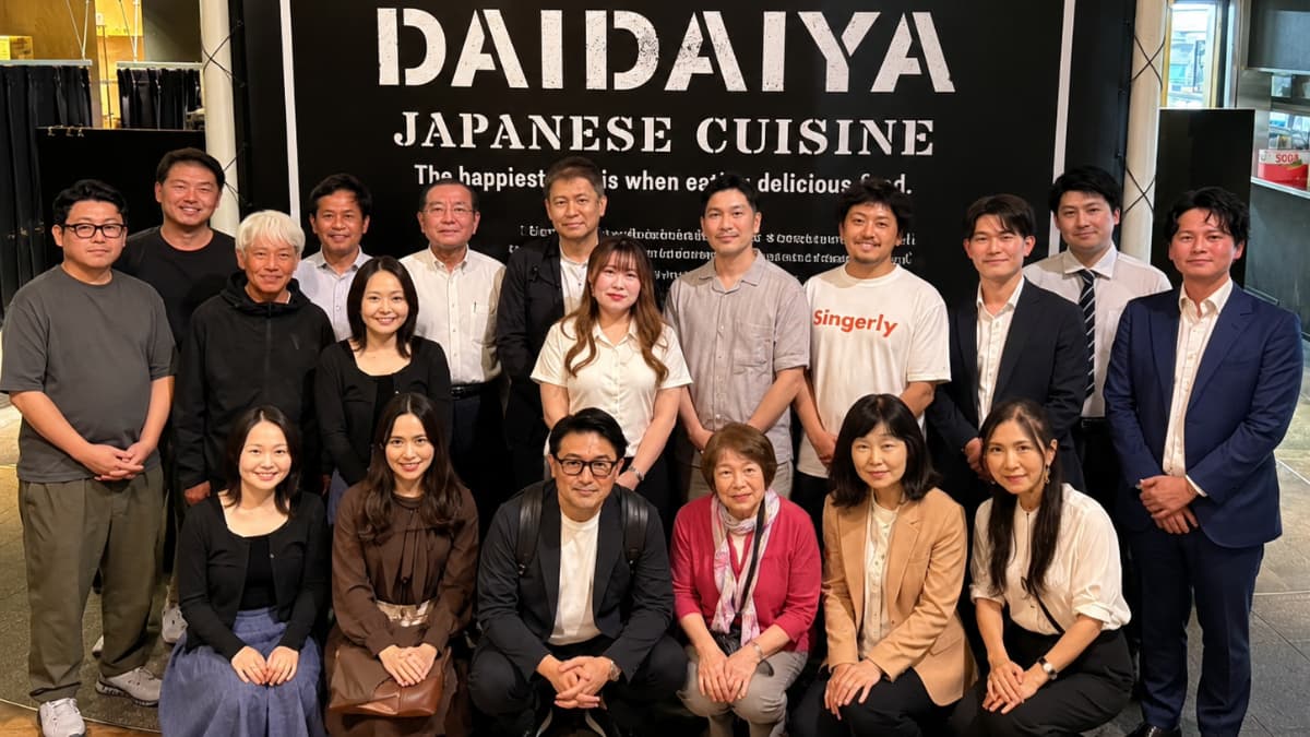 横浜異業種交流会「第1回 愛媛県人会 異業種交流会 IN 横浜」開催報告。参加者約20名による集合写真。横浜・みなとみらいの橙家 横浜みなとみらい東急スクエア店にて。